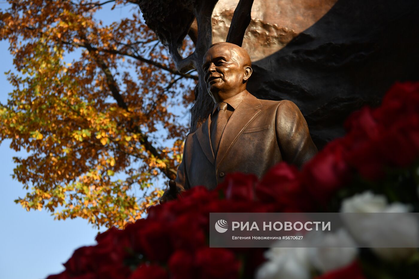 Памятник первому президенту Узбекистана И. Каримову открыли в Москве 