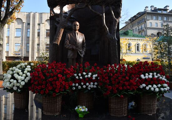 Памятник первому президенту Узбекистана И. Каримову открыли в Москве 