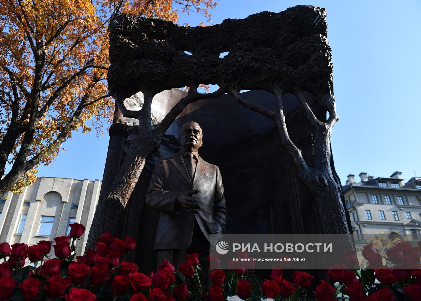 Памятник первому президенту Узбекистана И. Каримову открыли в Москве 