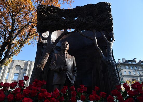 Памятник первому президенту Узбекистана И. Каримову открыли в Москве 