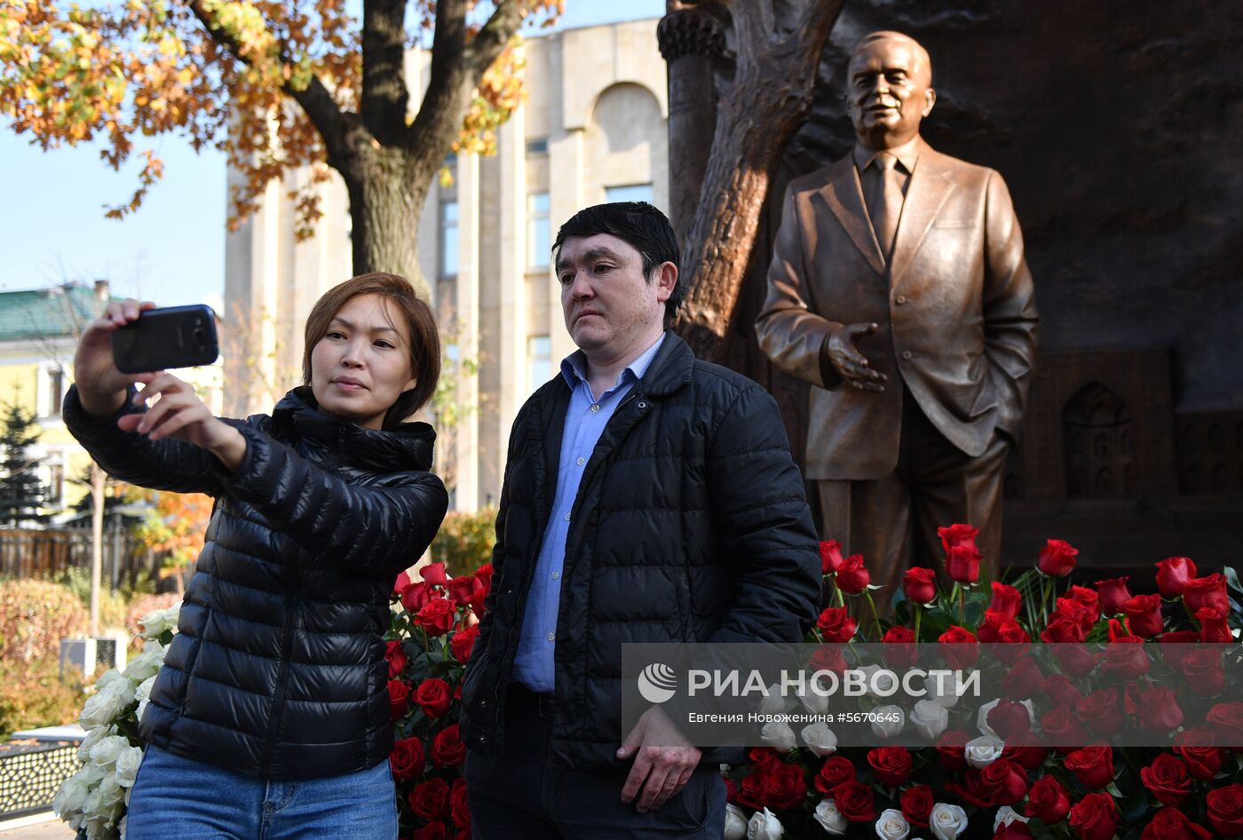 Памятник первому президенту Узбекистана И. Каримову открыли в Москве 