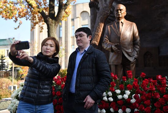 Памятник первому президенту Узбекистана И. Каримову открыли в Москве 
