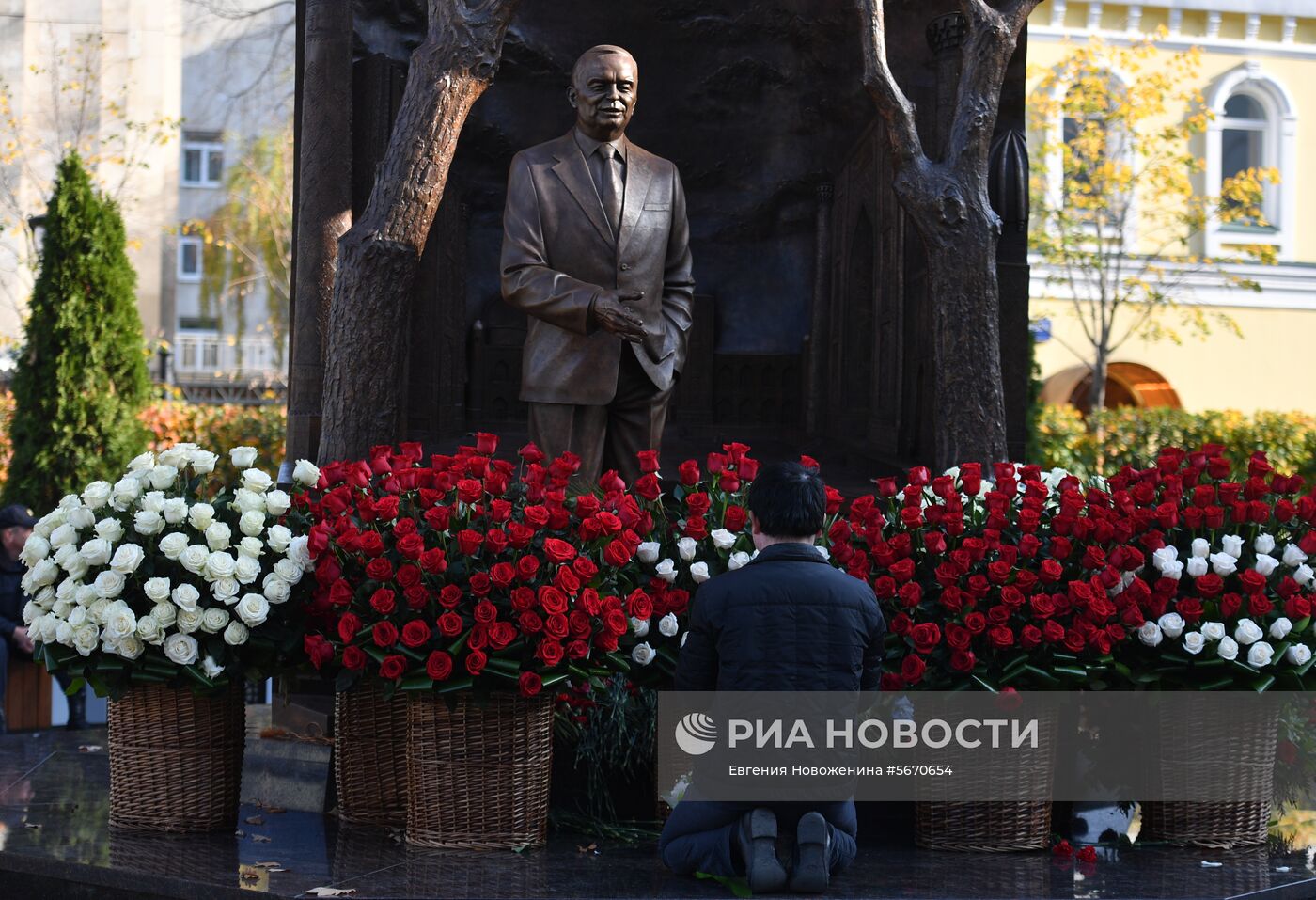 Памятник первому президенту Узбекистана И. Каримову открыли в Москве 