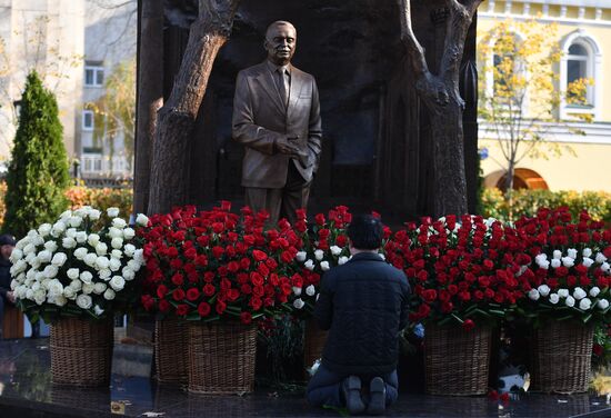 Памятник первому президенту Узбекистана И. Каримову открыли в Москве 