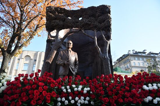 Памятник первому президенту Узбекистана И. Каримову открыли в Москве 