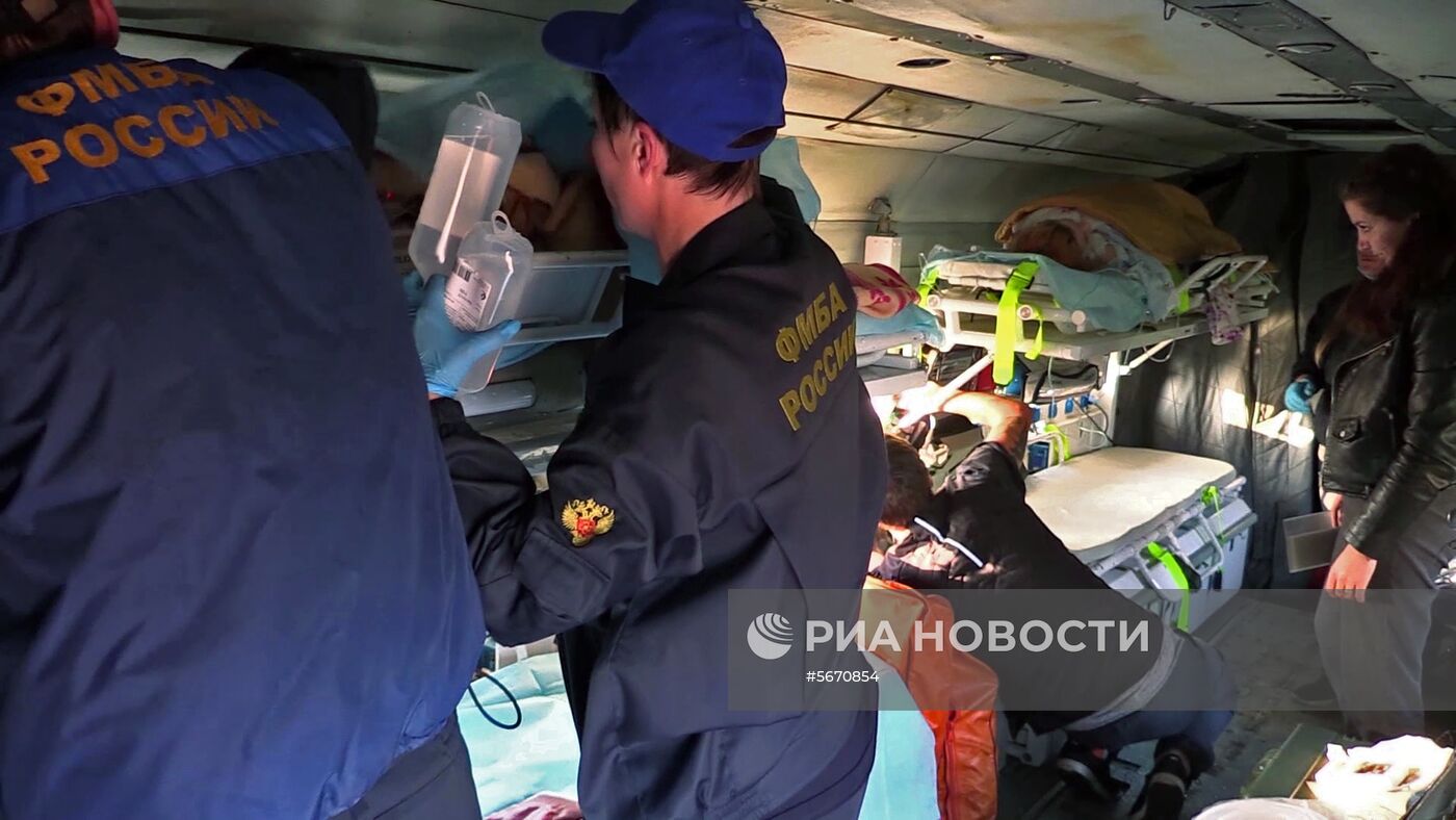 Вылет в Москву борта МЧС России с пострадавшими при нападении на колледж в Керчи