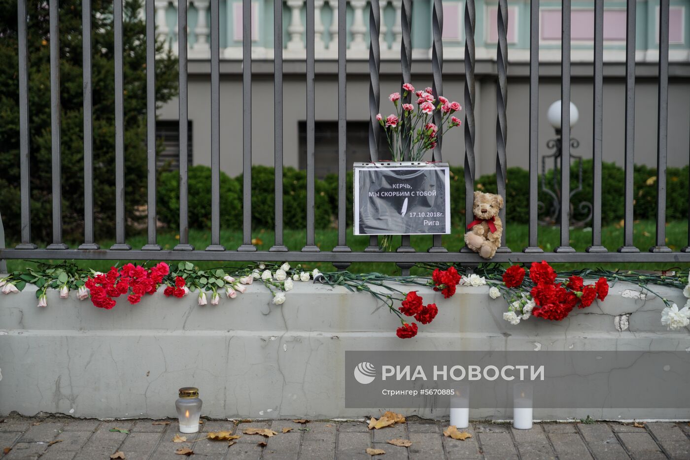 Цветы в зарубежных странах в память о жертвах трагедии в Керчи