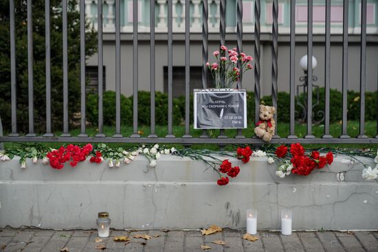 Цветы в зарубежных странах в память о жертвах трагедии в Керчи