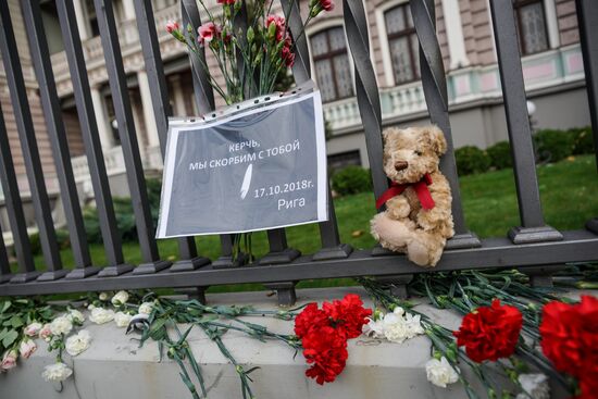 Цветы в зарубежных странах в память о жертвах трагедии в Керчи