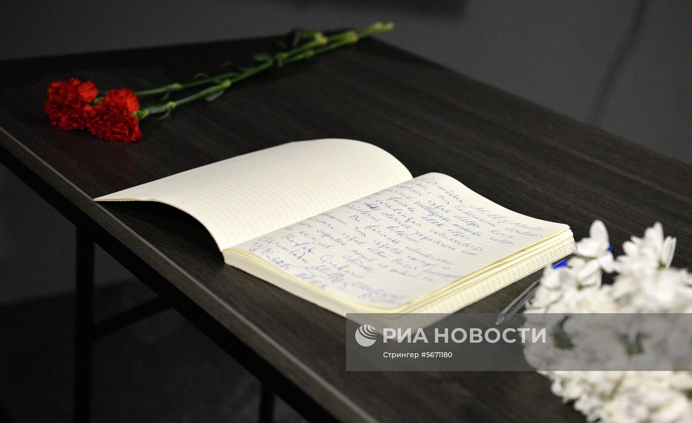 Цветы в Киеве в память о погибших при нападении на колледж в Керчи