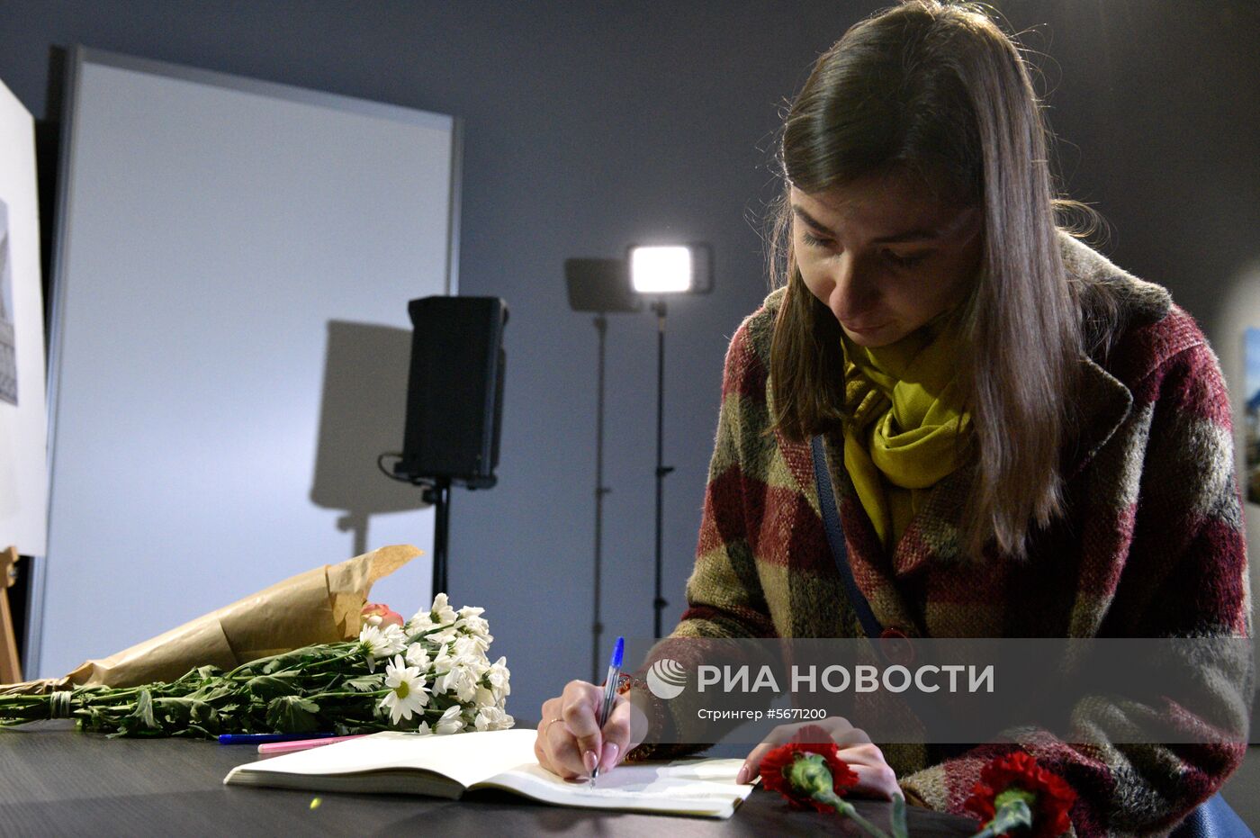 Цветы в Киеве в память о погибших при нападении на колледж в Керчи