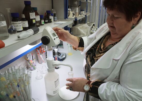 Проверка продукции в лаборатории Роспотребнадзора