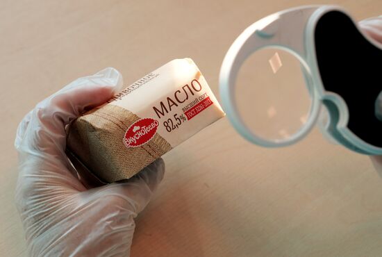 Проверка продукции в лаборатории Роспотребнадзора
