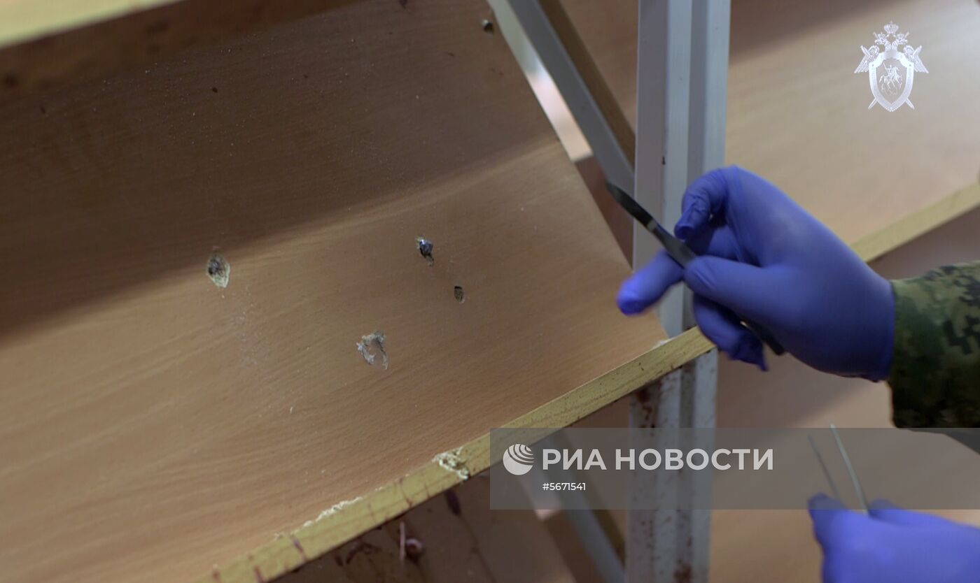 Следователи СК РФ осмотрели место происшествия в керченском колледже