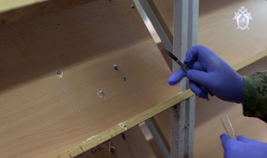 Следователи СК РФ осмотрели место происшествия в керченском колледже