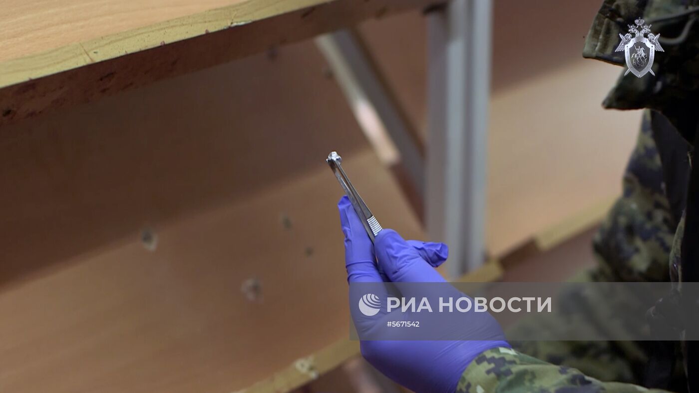 Следователи СК РФ осмотрели место происшествия в керченском колледже