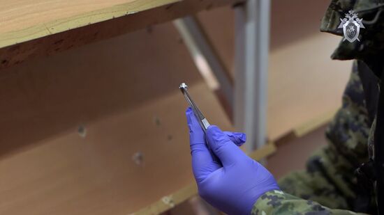 Следователи СК РФ осмотрели место происшествия в керченском колледже