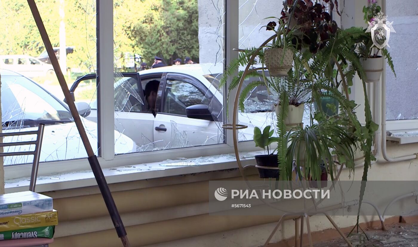 Следователи СК РФ осмотрели место происшествия в керченском колледже