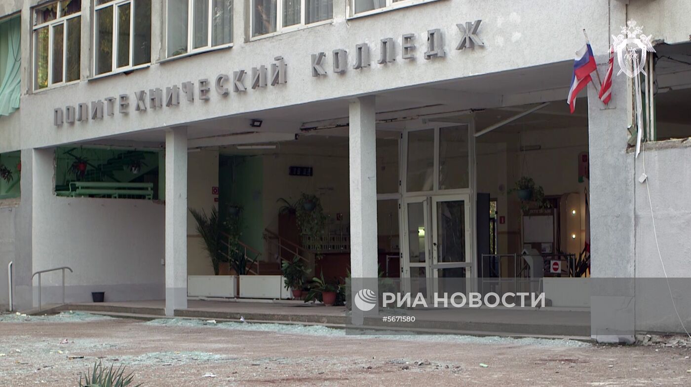 Следователи СК РФ осмотрели место происшествия в керченском колледже