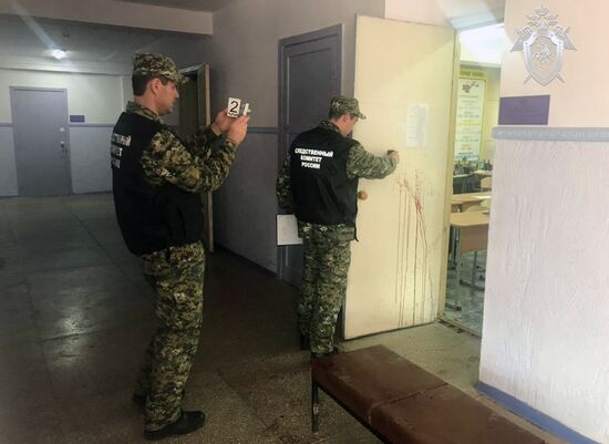 Следователи СК РФ осмотрели место происшествия в керченском колледже