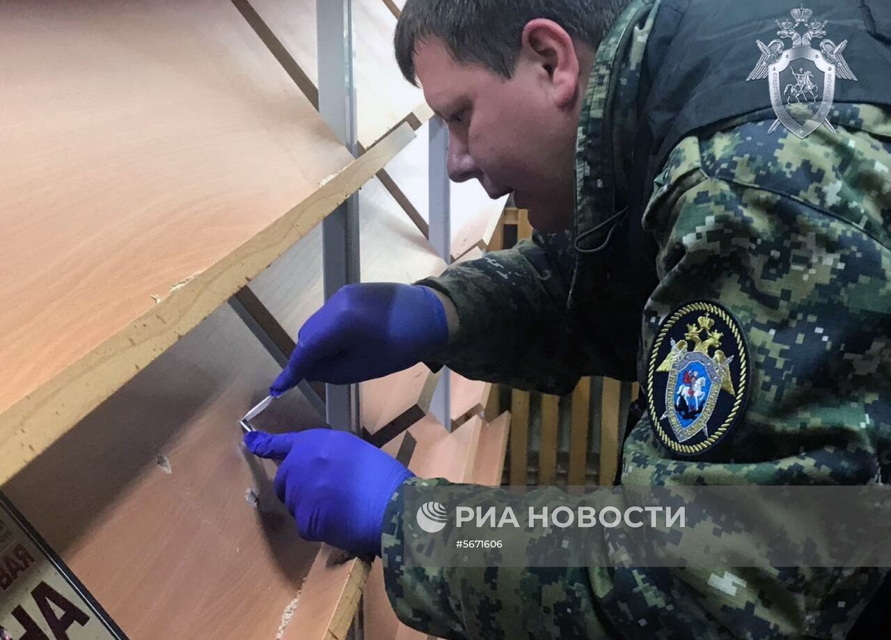 Следователи СК РФ осмотрели место происшествия в керченском колледже