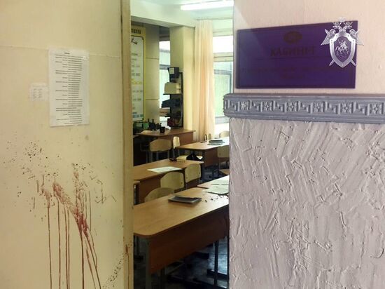 Следователи СК РФ осмотрели место происшествия в керченском колледже