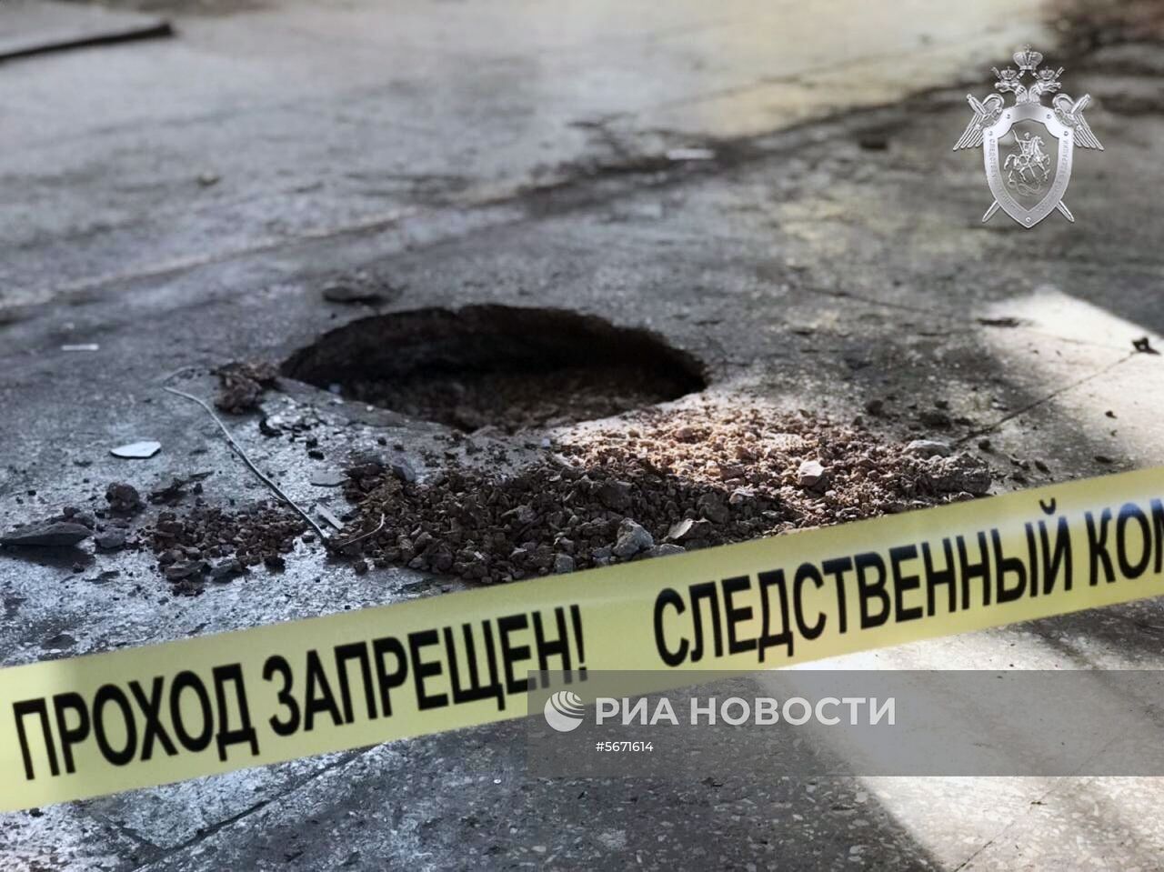 Следователи СК РФ осмотрели место происшествия в керченском колледже