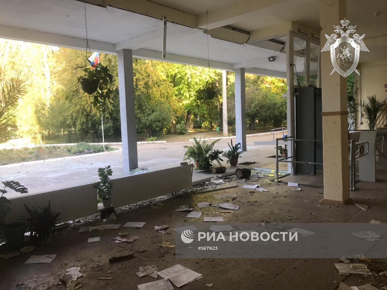 Следователи СК РФ осмотрели место происшествия в керченском колледже