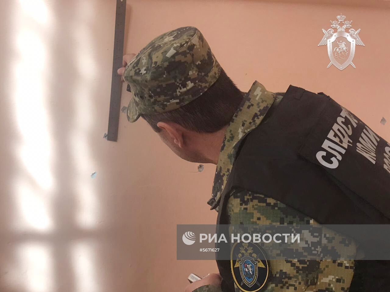 Следователи СК РФ осмотрели место происшествия в керченском колледже