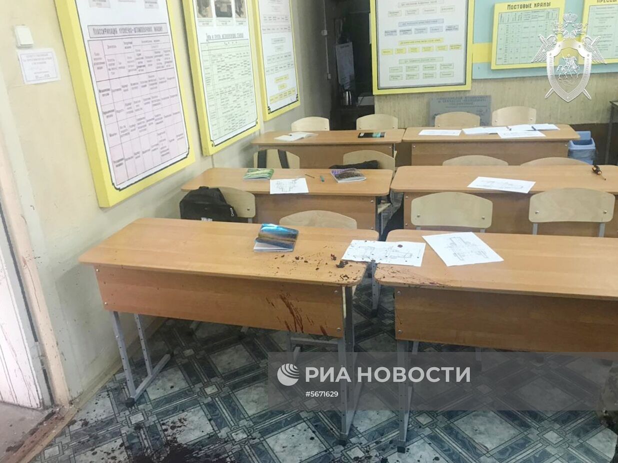 Следователи СК РФ осмотрели место происшествия в керченском колледже