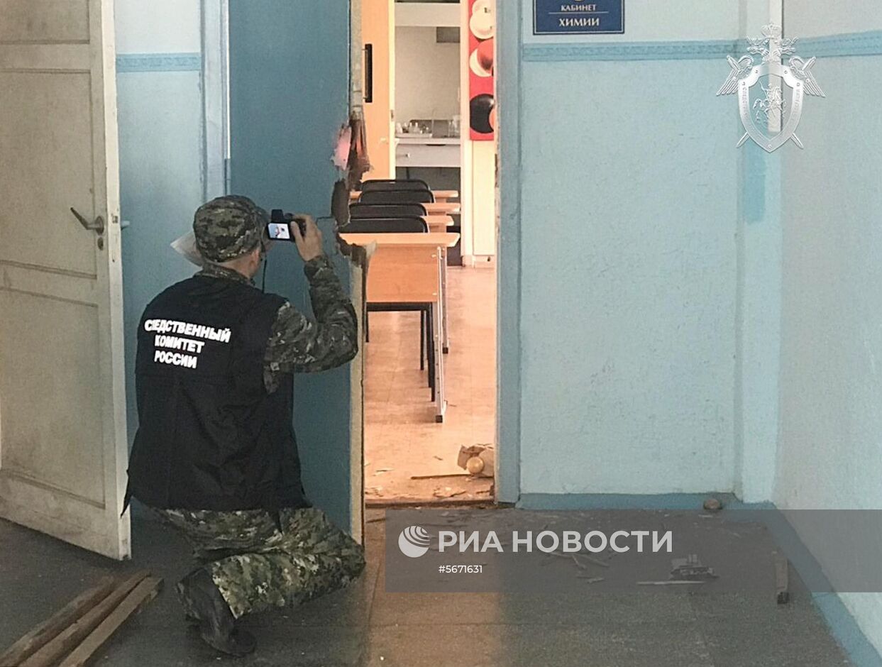 Следователи СК РФ осмотрели место происшествия в керченском колледже