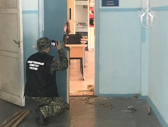 Следователи СК РФ осмотрели место происшествия в керченском колледже