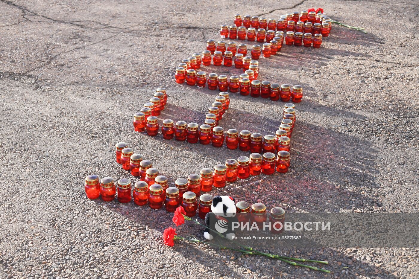 Акции памяти погибших при нападении на керченский колледж