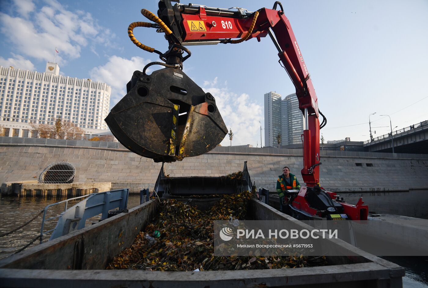 Уборка мусора в акватории Москвы-реки