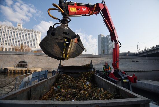 Уборка мусора в акватории Москвы-реки