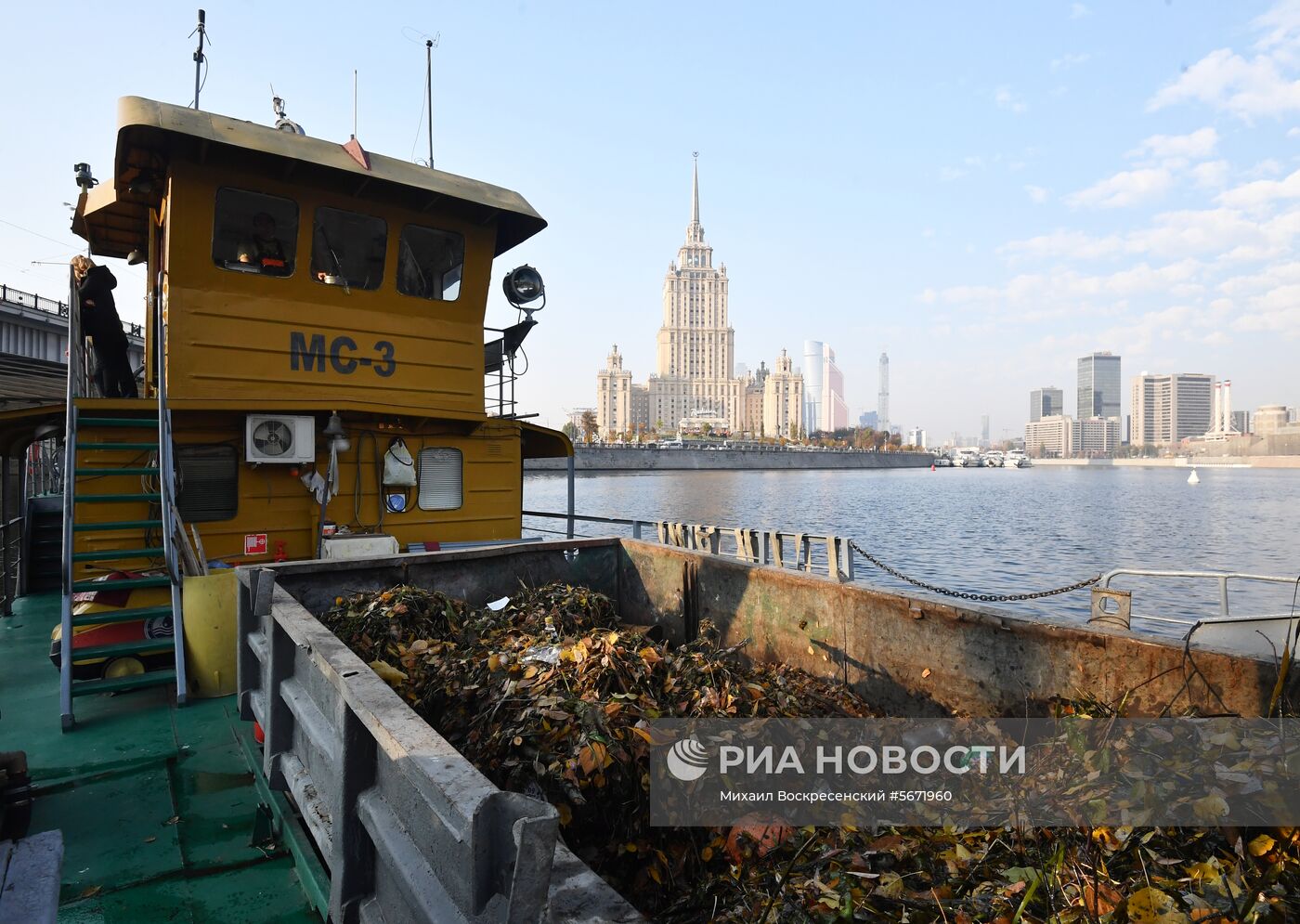 Уборка мусора в акватории Москвы-реки