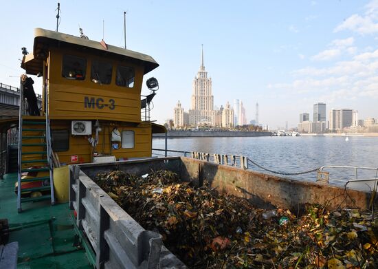 Уборка мусора в акватории Москвы-реки