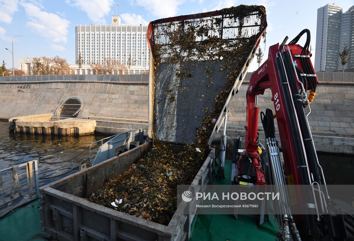 Уборка мусора в акватории Москвы-реки