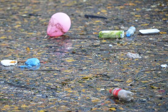 Уборка мусора в акватории Москвы-реки