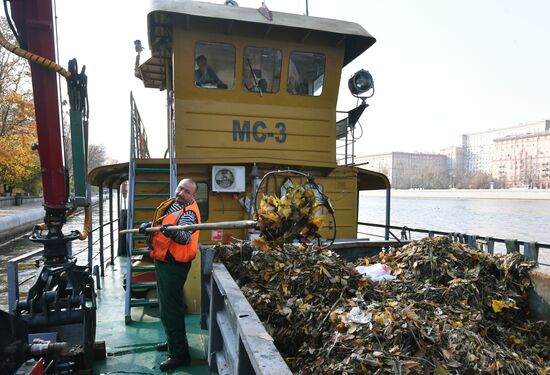 Уборка мусора в акватории Москвы-реки