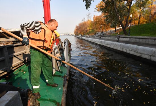 Уборка мусора в акватории Москвы-реки