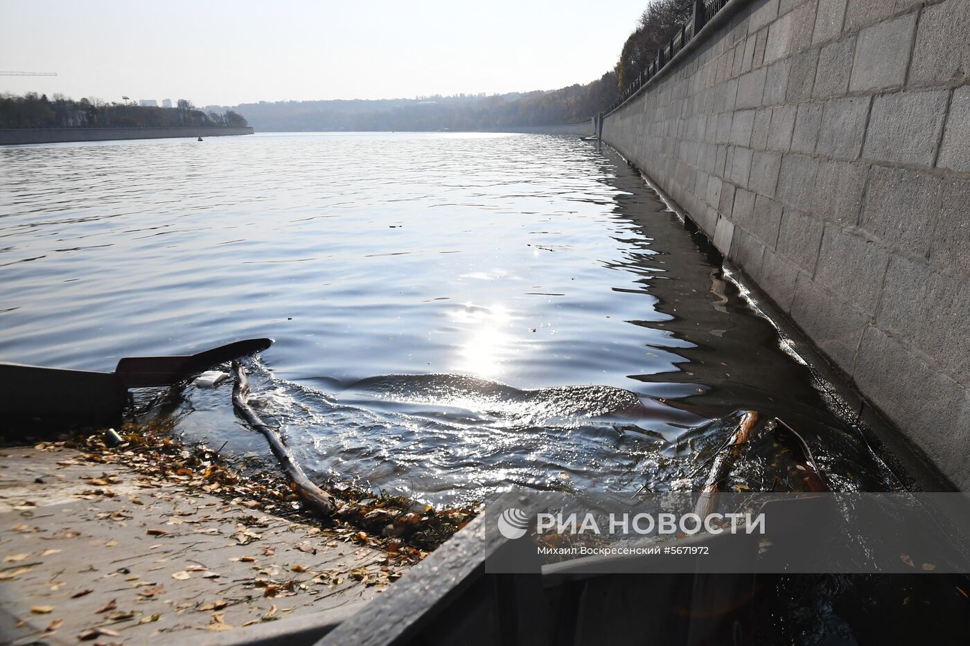 Уборка мусора в акватории Москвы-реки