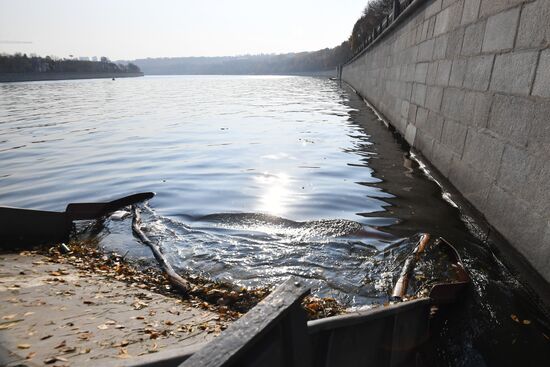 Уборка мусора в акватории Москвы-реки