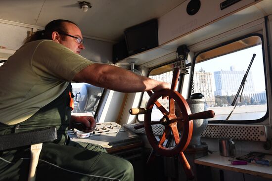 Уборка мусора в акватории Москвы-реки