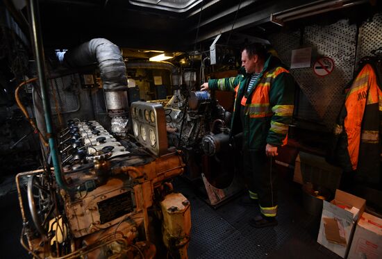 Уборка мусора в акватории Москвы-реки