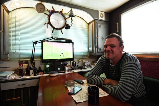 Уборка мусора в акватории Москвы-реки