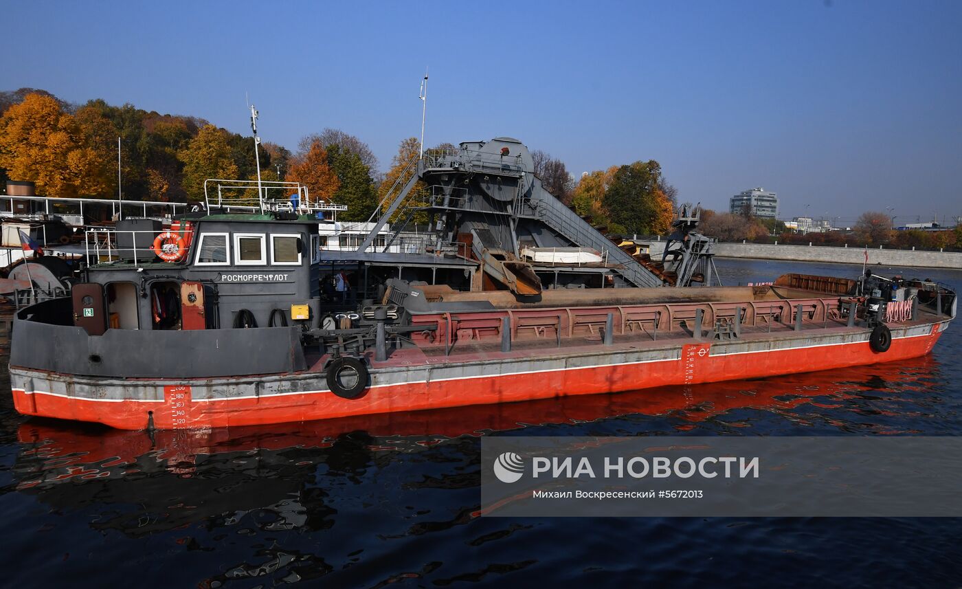 Уборка мусора в акватории Москвы-реки