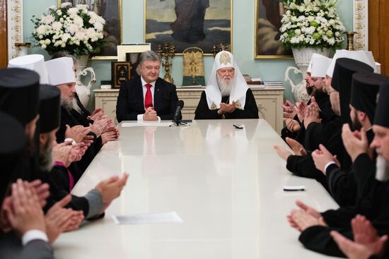 Президент Украины П. Порошенко провел встречу с архиереями УПЦ