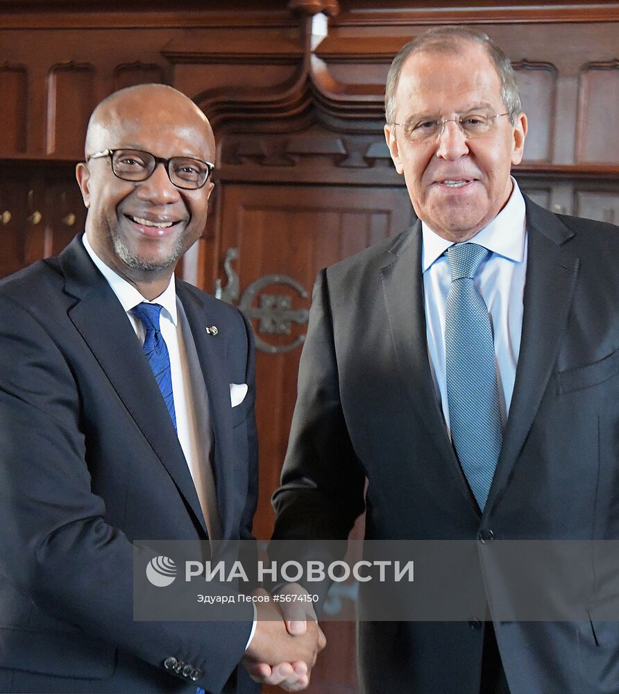 Министр иностранных дел РФ Сергей Лавров (справа) и министр иностранных дел Мадагаскара Элуа Альфонс Максим Дуву во время встречи в Москве. Место: Россия, Москва. Автор: Эдуард Песов/РИА Новости. Встреча глав МИД РФ и Мадагаскара С. Лаврова и Э. А. Максима Дуву