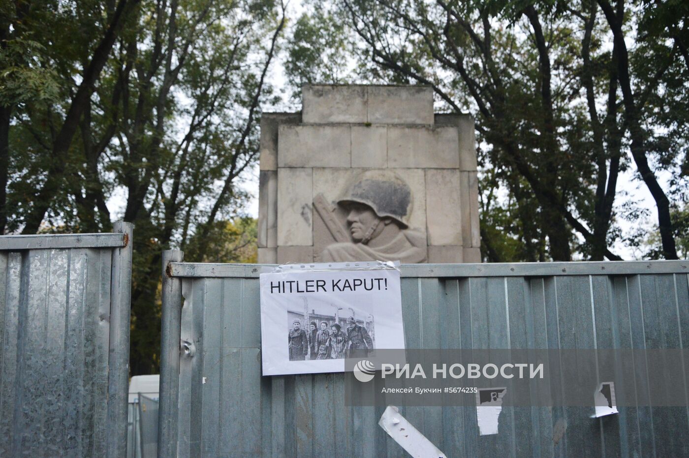 Демонтаж памятника красноармейцам в Варшаве